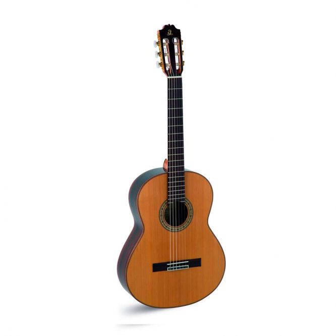 Guitarra Clásica Admira A10 Electrificada