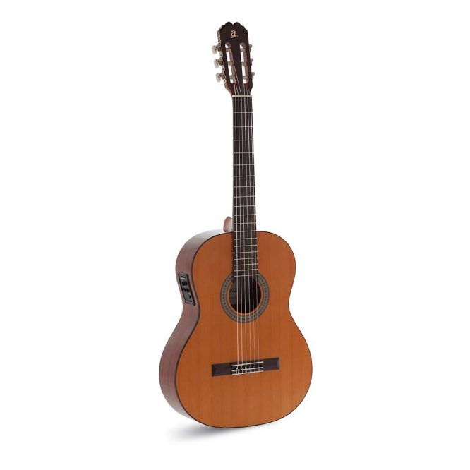 Guitarra Clásica Admira Juanita Electrificada Fishman Estudio