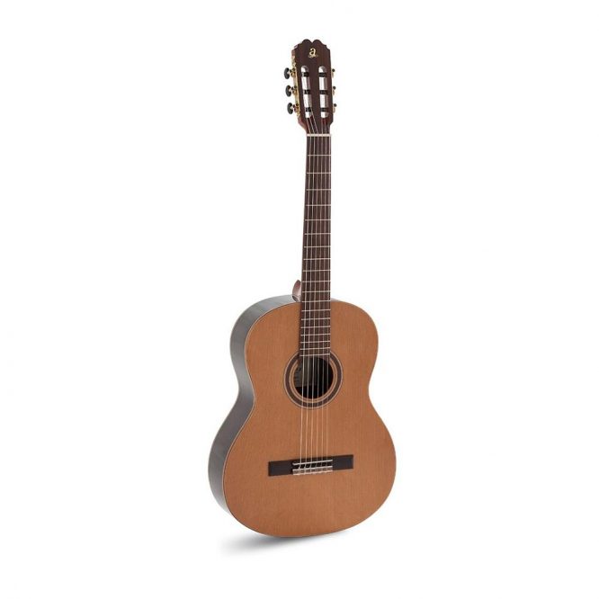 Guitarra Admira Virtuoso Electrificada