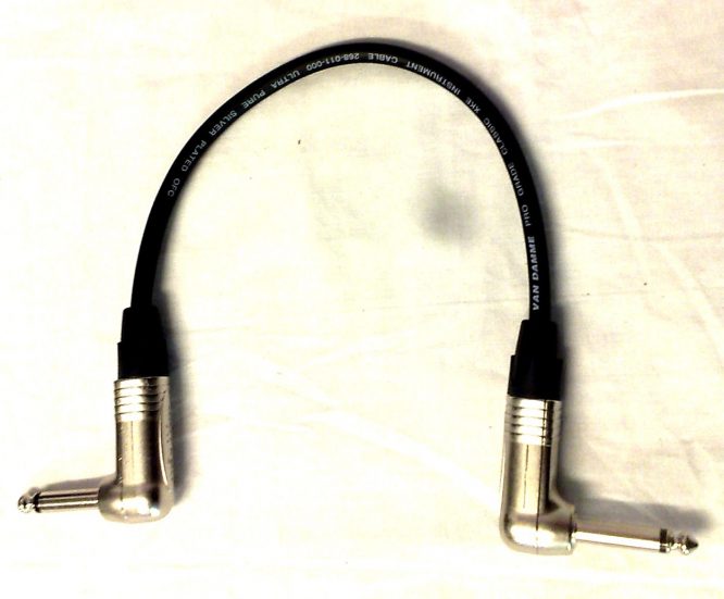 CABLE LATIGUILLO DE GUITARRA PROFESIONAL  ARMOUR ASHTON NEUTRIK   ACODADO  DE 15 cm.