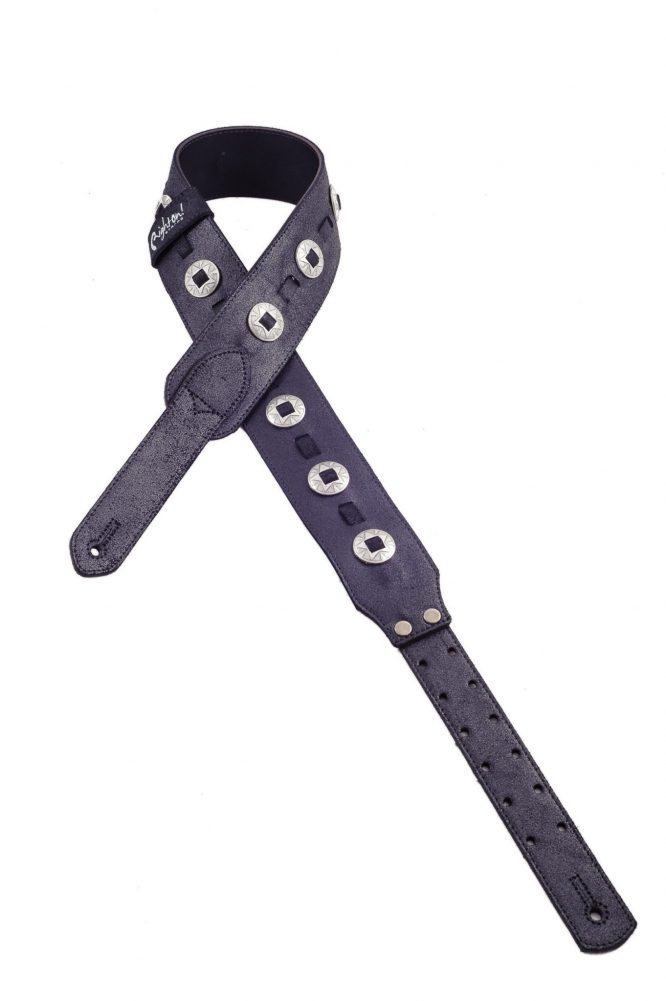 Correa para guitarra y bajo fabricada en cuero vacuno de alta calidad, forro interior en piel. Adornos metálicos conchos,