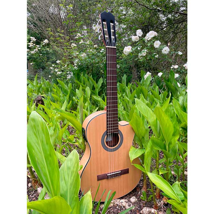 Guitarra Clásica Admira Lena Electrificada con Cutaway - Imagen 4